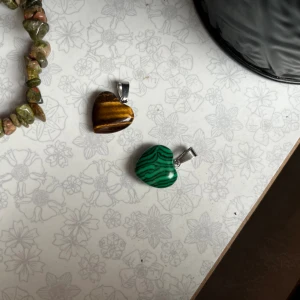 Kristall hängen  - Kristallhjärtan att sätta på halsband💓 det är malakit och tigeröga🥰 Kan aktivera köp nu om så önskas! Swish funkar också🥰
