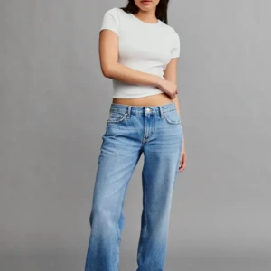 Low straight jeans - Lågmidjade jeans från Gina tricot. Mycket bra skick, endast använda fåtal gånger. Säljer då de inte längre passar pga återhämtning från anorexia🫶🏻❤️‍🩹 (därför tagna bilder från hemsidan)