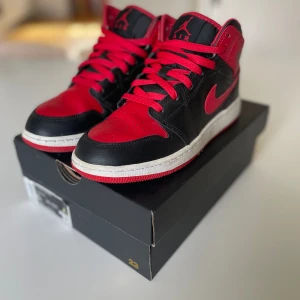 Air Jordan 1 mid - Storlek 37,5 väldigt bra skick köpta för ungefär 1 år sedan men bara använda några gånger. Dom är köpta på Footlocker i England så dom är äkta. Säljer dom då skorna blivit för små för mig. Om du är intresserad skriv gärna till mig då :)