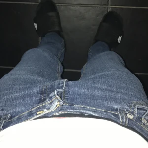 Levis 511tm slim  byxor  - Okej skick. Några av sömmarna är borta kolla  på bild 5.  Dem är sköna och Har bra passform :)  jag säljer dom då de är Förstora för mig . Pris kan diskuteras:)