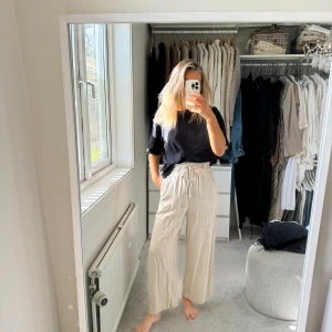 ”Linne”byxa H&M beige 34 - Byxa med lite linne i sig resten viskos. Men känns som linne och ser ut som de, fast lite mjukare.  H&M.  Storlek 34. 