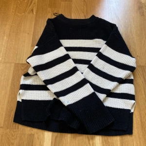 Vit svart tjock tröja🖤🤍 - denna tjocktröjan är luftig och jätte skön passar jätte bra till dig som är mellan 10-16 år och perfekt om du inte vill ha nått för varmt på dig❣️