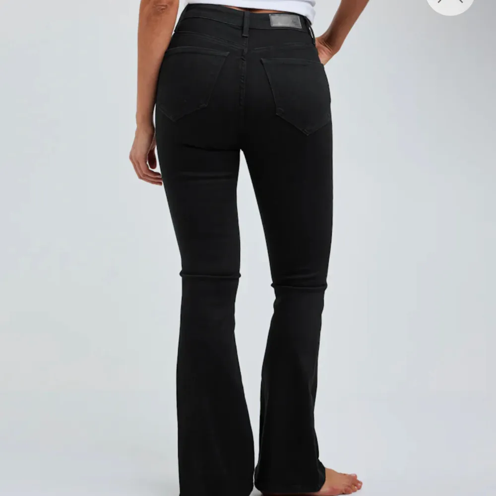 Svarta bootcut/flare jeans från bikbok! Jättefina och utan några fel eller fläckar, köpta för 599kr säljer för 300kr💞. Jeans & Byxor.