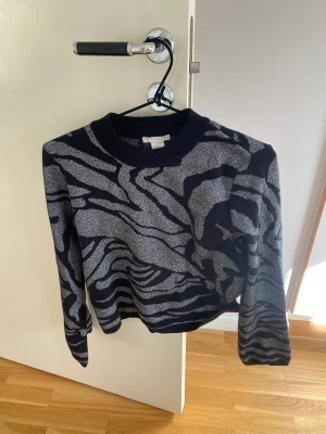 Tröja  - Zebra randig tröja från HM! Jätte fint sick och glittrig! 