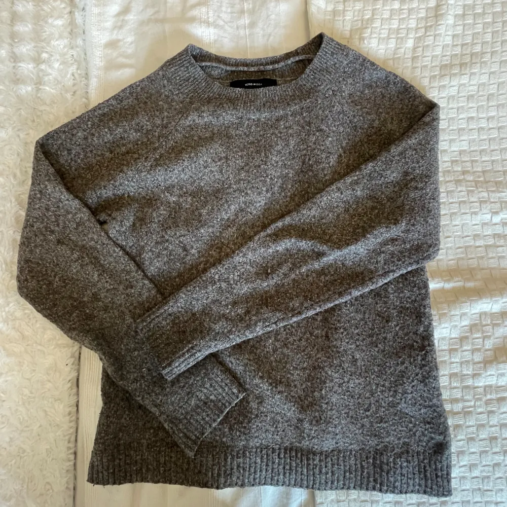 En brun/beige stickad tröja från Vero Moda som är superfin nu till våren. Den är i mjukt material och jag tycker om den supermycket, men säljer för att den inte kommer till användning så mycket längre. Köpt för 250kr. Tröjor & Koftor.