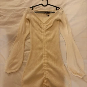 Stickad klänning   - Stickad vit/cream färgad klänning från fashion Nova. 