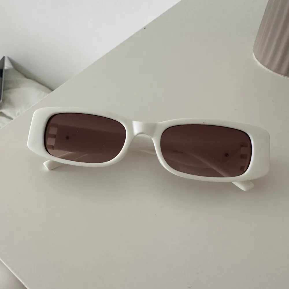 Superfina trendiga glasögon säljes då dem inte kommer till användning . Accessoarer.