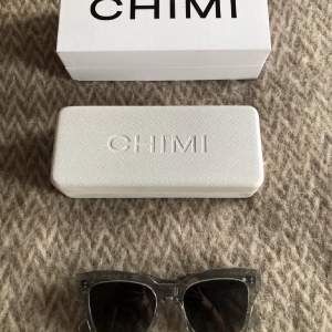 Säljer mina så snygga gråa chimi glasögon i modellen 07 grey. Köpta på chinos hemsida för 1100 kr💙 försiktigt använda så de är i mycket bra skick! 
