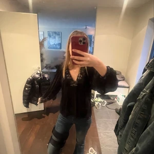 Blus!! - Super fin blus från Zara. Defekter tillkommer vilket du ser på 2 bilder. Vissa stenar har oxkså ramlat av men abslout inget man tänker på.🤍🤍