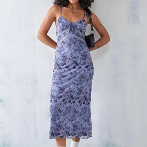 Blommig Urban outfitters klänning  - En blommig klänning från Urban, köptes i sommras men är alldrig använd o har lappen kvar (orginalpris 650 kr) 