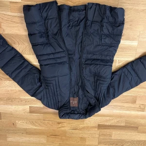 Vintage moncler jacka  - Svart vinterjacka från moncler. Min mammas gamla därför ingen scannkod, men den är äkta. Väldigt fint skick. Bud kan diskuteras. 