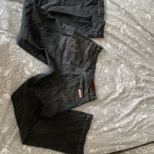 Calvin Klein Jeans - Jättesnygga mid-waisted jeans från Calvin Klein, går också att ha som lågmidjade. Midjemått: 40 cm, längd: 100 cm. 