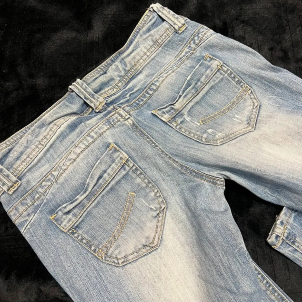 Supersnygga low waist bootcut jeans köpta vintage ❤️lite små på mig tyvärr, men mycket bra skick❤️Skriv vid fler mått, intresse eller prisförslag. Köp nu går också bra Midjemått: 39 - 40 cm Innerben: 84 cm. Jeans & Byxor.