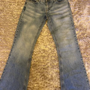 Lågmidjade jeans - Skitsnygga ljusblåa jeans❤️innebenslängd 80 cm. Midjemått 80 cm