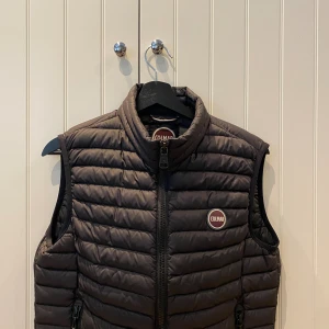 Colmar väst - En riktigt snygg Colmar Väst i färgen svart. Passar perfekt nu till våren och sommaren. Den har använts sparsamt förra sommaren men tyvärr har jag växt ur den. Skicket är riktigt bra (9/10).  Nypris 2300kr.  Tveka inte att höra av er vid frågor!