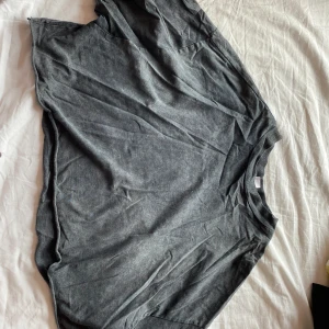 Kroppad tröja - Grå kroppad tröja med hyfsat hög krage. 