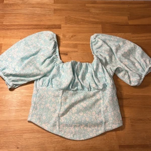 Gina tricot ”korsett” blus  - Super fin och somrig blus som ger illusionen av korsett, den är cropped men inte för kort och materialet är stretchigt! Säljer då jag inte använder mer😊