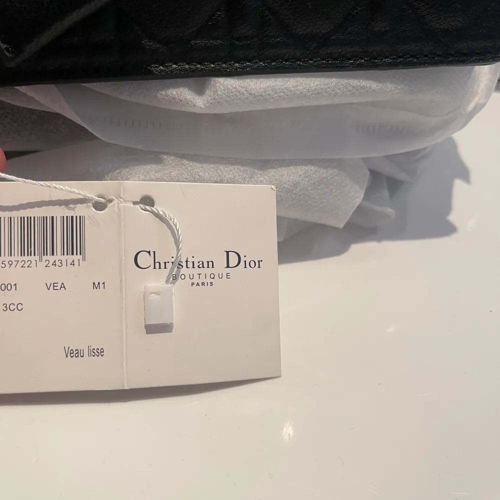 En gammal Dior väska som ja säljer för använder inte längre kan skicka flera bilder om de önskas! Den är gjord i hårt läder! Påse o allt kommer med . Väskor.