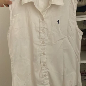 Skjorta  - Polo skjorta. Ny pris 1600
