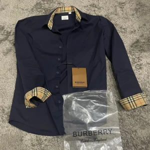 Burberry skjorta - Tja! Säljer nu min stilrena burberry skjorta som jag har använd max 3 gånger så den är inprincip som ny! Vid fler frågor kontakta oss!
