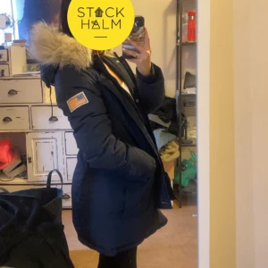 Svea  - En Svea jacka ”miss Smith jacket” i mörkblå💙 använd ett fåtal gånger 