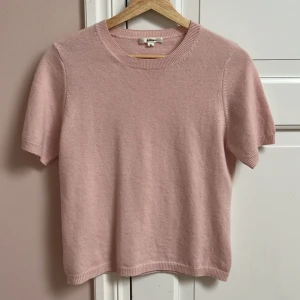 Cashmere tröja  - Super snygg cashmere tröja som är ifrån Stockholm Kashmir/Ashima.  Storlek M men skulle snarare säga att den är en S