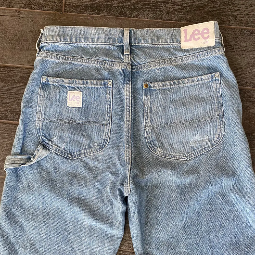Lee x HM jeans i storlek 38 dam. Bra skick  . Jeans & Byxor.