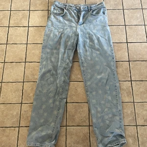 Blommiga jeans  - Blommiga jeans från bikbok. High waist straight. I använt skick. 