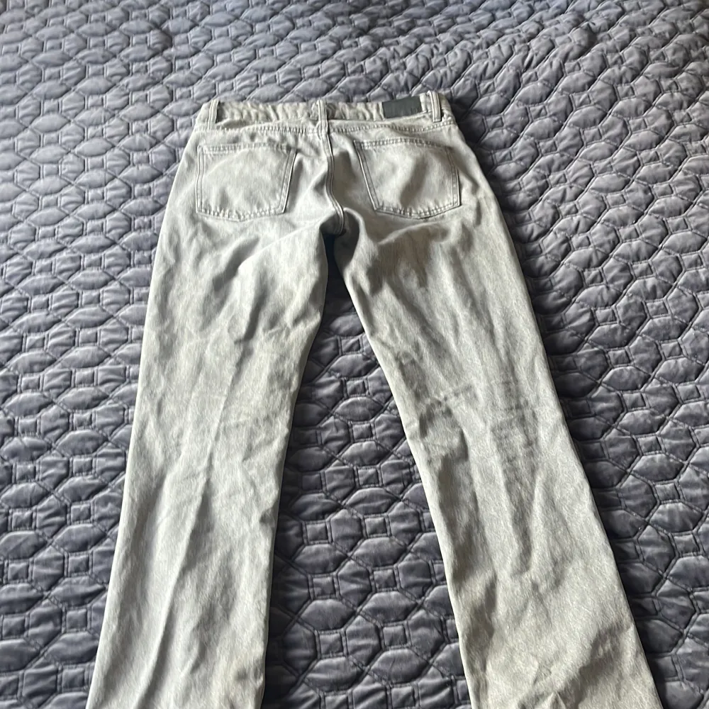 Jag säljer dessa jeans därför att jag har slutat ha på mig lågmidjat. Dom är i bra skick köpte dom i march och har tvättat dom 1-2 gånger. Jag är 170 cm lång och dom är lite långa på mig också. Dom är super bekväma. För mer information kom privat.🤍. Jeans & Byxor.