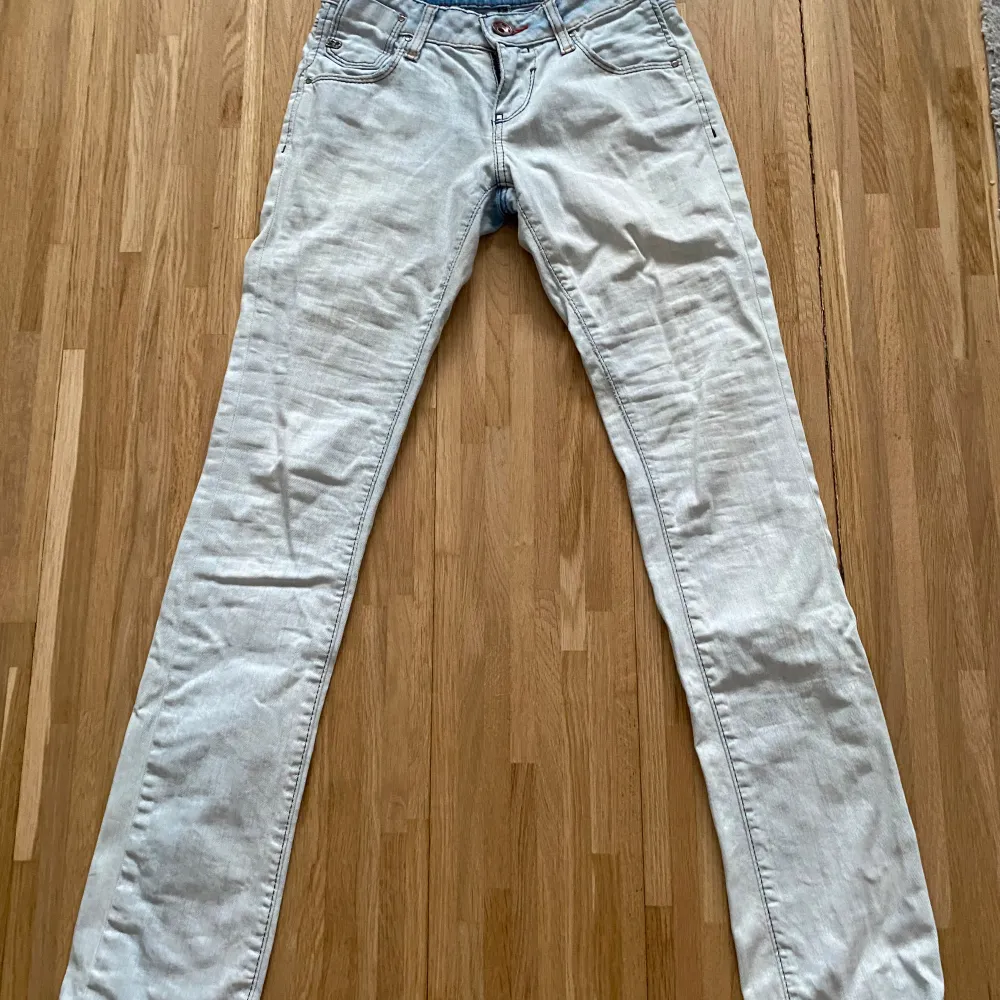 Supersnygga lågmidjade jeans från miss sixty. Säljer pga att de är för små i midjan för mig. Fint skick. Skriv gärna om ni har frågor:). Jeans & Byxor.
