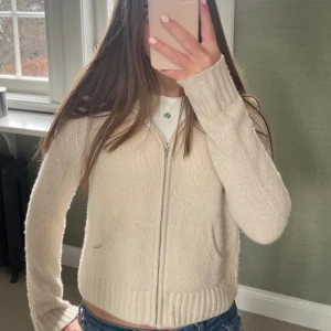 From Future Zip hoodie - Supercool from future cardigan/zip hoodie. Zip hoodien är beige samt lite nopprig, annars i bra skick! Köpte för 1899! Denna zip hoodie finns inte längre att köpa i butik och är 100% chasmir!🐑