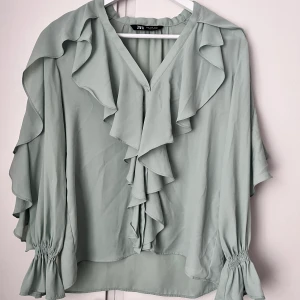 Zara blus - Jätte fin zara blus i turkos/mintgrön! Aldrig använd i jätte bra skick! Ny pris runt 300kr-350kr, vet ej!💗