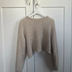 Sjukt fin stickad tröja! - Säljer min älsklings tröja från Lindex. Klippt själv i storlek s🥰 Pris går att diskutera!🩷