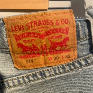 Levis 514 - Säljer dessa as feta byxor som man kan ha ti sommarn, de är Levis 514 som är helt nya dem doftar fortfarande nytt. Köpte dem för 1200 på levis  Hede fashion outlet. Storlek 30/32 du får dem för 300