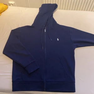Ralph Lauren Zip Hoodie - Säljer denna feta Ralph Lauren zip tröja i nästan nyskick. Nypris 2200kr, mitt pris 999kr. Storleken är S men passar M också. Skicket är 9,5/10. Har inget kvitto.