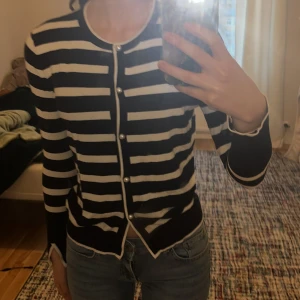 Tröja säljs  - Köpt från ZARA och är i storlek M 🫶 Den är i bra skick dock att det saknas en plupp i slutet. Det märks knappast 💕