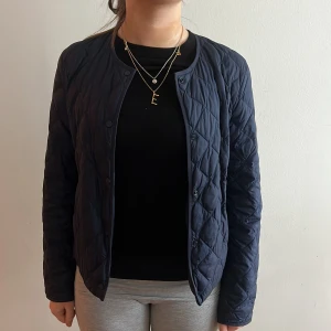 Uniqlo jacka - Säljer denna super fina och trendiga jackan från uniqlo i storlek Xxs men passar Xs också. Den är mörkblå och har inga skador. Pris kan diskuteras💗💗