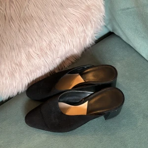 Svarta klackskor  - Svarta, öppna klackskor från MANGO i storlek 36. 🌸