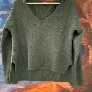 Grön V-ringad tröja från HM - Knappt använd eftersom att den är för stor på mig, men super fin och skön💕