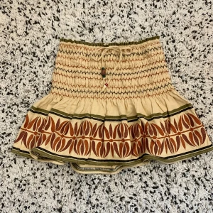 Zara kjol - Jättefint skick och har bara använt några gånger då den tyvärr inte kom till användning🩷pris kan diskuteras. Har tyvärr inte lappen kvar så kan inte se vilken storlek det är men jag kommer ihåg att jag köpte den som S