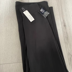 Crepe pants  - Fina byxor från Nelly, helt oanvända med rakpassform och strechigt material. Det är hög medja med resår och är i storlek xxs❣️säljer då dom är för långa för mig. Waist 60-64 cm och seat 86-90 cm. Originalpris 400🤍