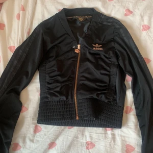 Adidas respekt me  - Bra skick köpt second hand men ja har aldrig använt. Är från respekt me collektionen. 