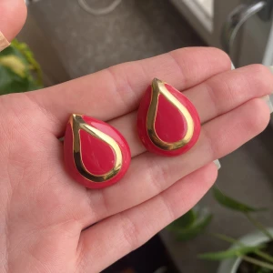 Örhängen - Rosa/röda och guldiga örhängen. Bra skick. Något tunga.