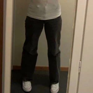 Gråa jeans - Skicket är väldigt bra var mina favorit byxor men de är för små nu. Från monki skulle gissa att modellen är Mom jeans eller straight. Jag har storlek M skulle säga att det passar båda S och M. Om man vill ha midjemåttet är det bara att fråga😁