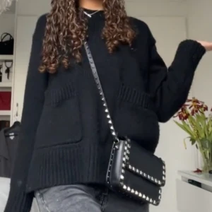 Stickad tröja Zara - Säljer nu min så fina stickade tröja från Zara i fint skick, kom privat för fler bilder💕