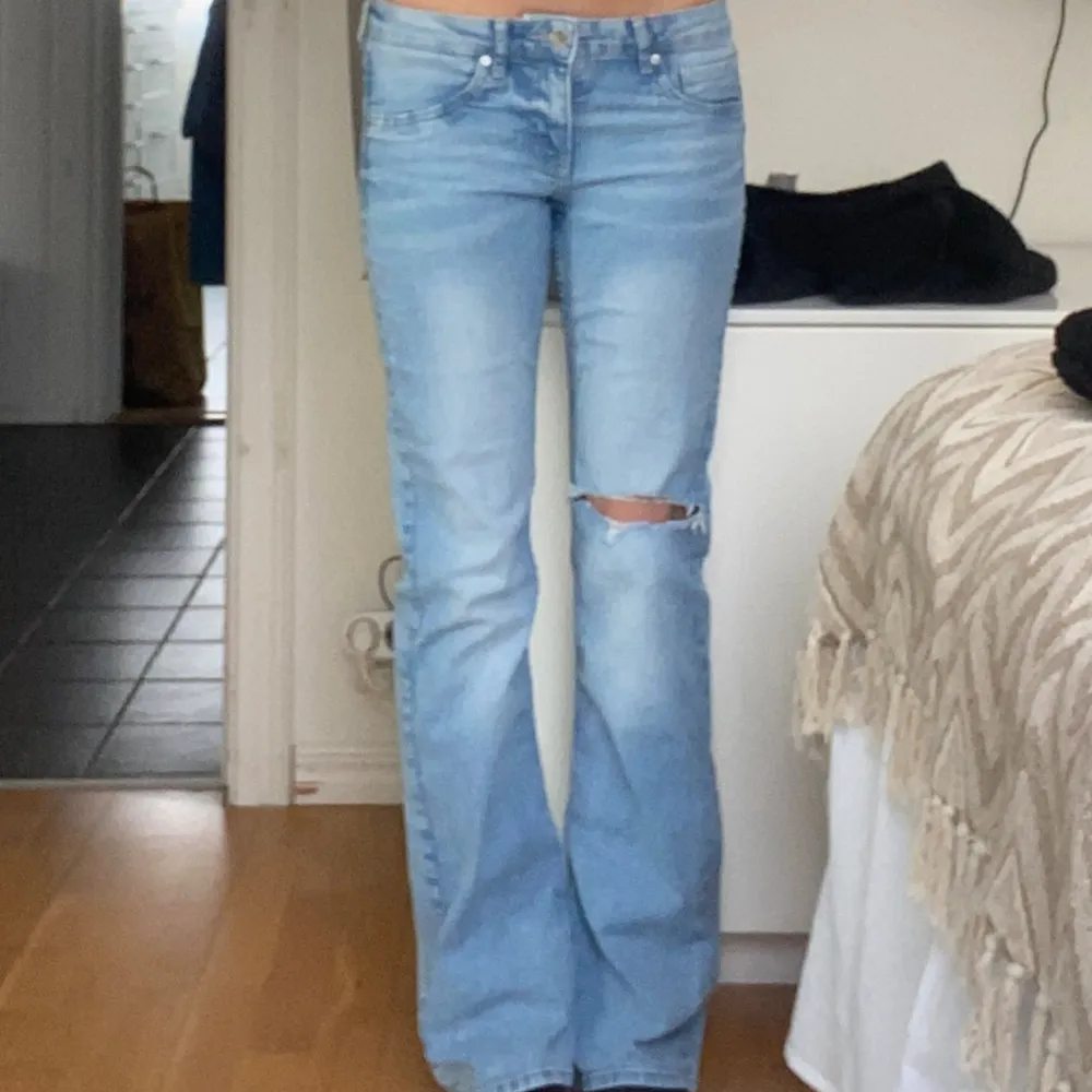 Superfina lågmidjade bootcut jeans från HM! Bra skick💞 storlek 38 men passar mig somvanligtvis har 36/s eller 27 i midjemått. Jag är ca 170 lång. Jeans & Byxor.