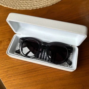 Chimi solglasögon - Solglasögon från Chimi som är sparsamt använda. Bågarna är mörkgråa och tror modellen heter 03, box medföljer🤍