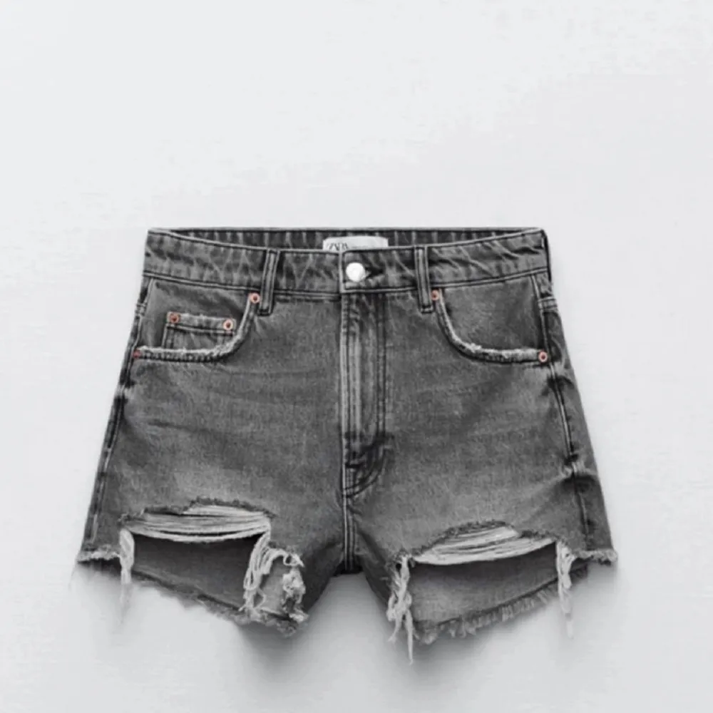 Gråa zara shorts som köptes förra sommaren. Inga defekter eller fläckar. Skriv om bilder och frågor. 💗 . Shorts.