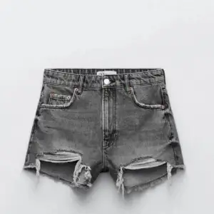 Gråa zara shorts som köptes förra sommaren. Inga defekter eller fläckar. Skriv om bilder och frågor. 💗 