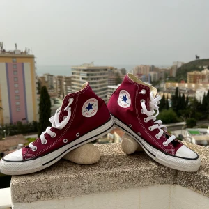 Converse - Säljer mina jättesnygga vinröda converse, då de tyvärr inte kommer till användning 💕 priset kan diskuteras 🥰 de är bra skick